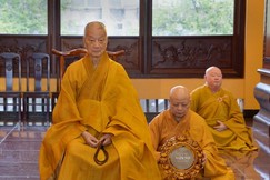 Đức Pháp chủ GHPGVN thính giới cùng đại chúng tại chánh điện Việt Nam Quốc Tự - Ảnh: BGN