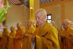 Đức Quyền Pháp chủ GHPGVN niêm hương tưởng niệm