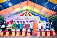 Ban Tổ chức trao quà đến những gia đình khó khăn