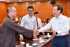Thượng tọa Thích Tâm Hải, Tổng Biên tập Báo Giác Ngộ với Bí thư Thành ủy TP.HCM Nguyễn Văn Nên tại buổi họp mặt sáng 7-2-2023 - Ảnh: Đỗ Việt Dũng