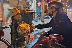 Nhóm Lam Yêu Thương tặng quà Tết đến những người mưu sinh về đêm tại TP.HCM