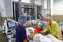 Mặc dù bệnh nặng và đau, chú T.T vẫn chấp tay niệm Phật khi nhận lì xì, lời chúc lành từ Hòa thượng Thích Duy Trấn
