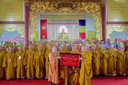 Hòa thượng Thích Thiện Nhơn tặng khánh vàng chúc mừng Hòa thượng Thích Quảng Xả và tân Ban Trị sự GHPGVN tỉnh Kon Tum nhiệm kỳ VI (2022-2027)
