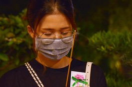 Những người được cài lên áo hoa hồng trong ngày Vu lan, nghĩa là may mắn còn có cha mẹ trong đời này.