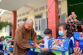 Đại đức Thích Minh Phú, Hội trưởng Hội Từ thiện chùa Tường Nguyên tặng quà cho học sinh