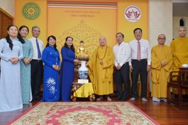 Bà Nguyễn Thị Lệ cùng phái đoàn tặng quà lưu niệm đến Hòa thượng Chủ tịch Hội đồng Trị sự GHPGVN