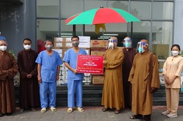 Ban Hoằng pháp TP.Hà Nội trao tặng 7 màn hình theo dõi bệnh nhân CM10 tại Bệnh viện Dã chiến thu dung và điều trị Covid-19 số 10