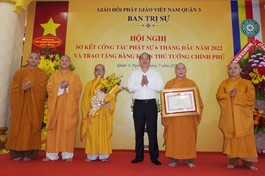 Ông Nguyễn Hồ Hải, Phó Bí thư Thành ủy TP.HCM trao tặng bằng khen của Thủ tướng Chính Phủ đến Ban Trị sự GHPGVN quận 3