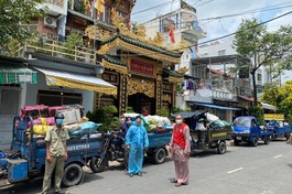 Thượng tọa Thích Lệ Quang điều phối các chuyến xe chở rau củ quả đến các khu cách ly