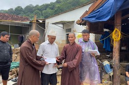 Các chùa trao quà đến người dân xã Tà Cạ ảnh hưởng bởi bão lũ Noru