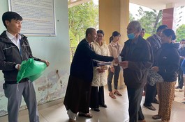 Thừa Thiên Huế: Ban Từ thiện – Xã hội Phật giáo tỉnh trao 100 suất quà