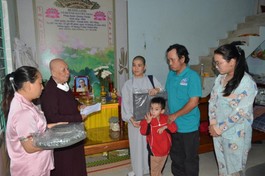 Ni trưởng Thích nữ Diệu Cảnh đến thăm các gia đình còn rất khó khăn do tài sản đã bị cuốn trôi