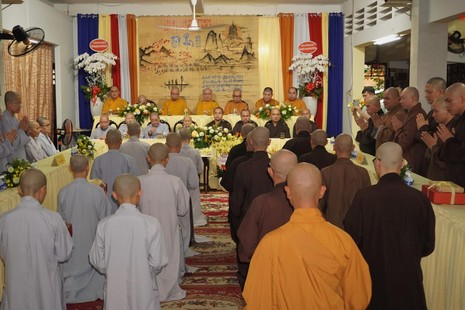 Lớp sơ cấp Phật học quận 3 tri ân đến giáo thọ sư