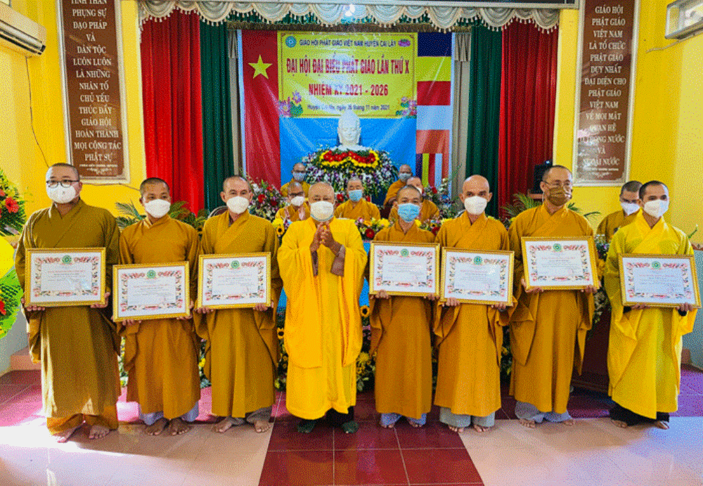 Chư Tăng Ban Trị sự Phật giáo huyện nhận Bằng tuyên dương công đức của Ban Trị sự Phật giáo tỉnh