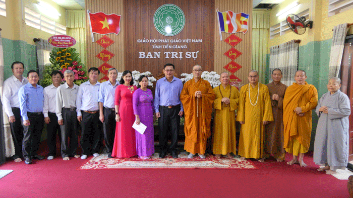Đoàn lãnh đạo các cơ quan tỉnh chúc mừng chư tôn đức Ban Trị sự GHPGVN tỉnh Tiền Giang