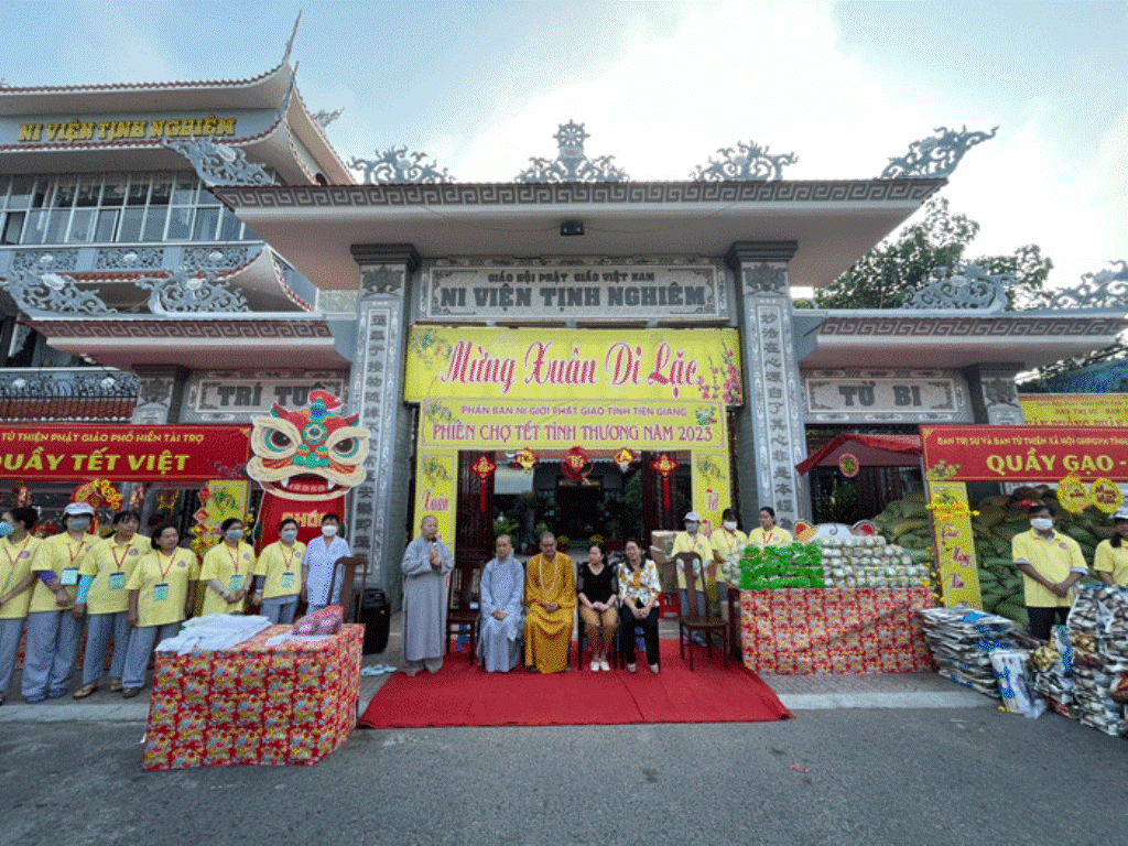  “Phiên chợ Tết tình thương” được Phân ban Ni giới Phật giáo tỉnh tổ chức với nhiều gian hàng phong phú