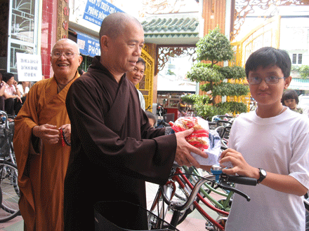 TT Thích Nhật Lang trao quà cho một em học sinh nghèo vượt khó