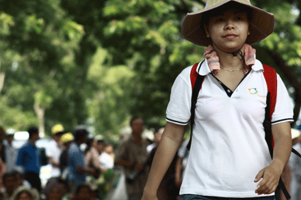 Chị Thanh Hiền trong một chuyến đi ủy lạo đồng bào nghèo tại Campuchia