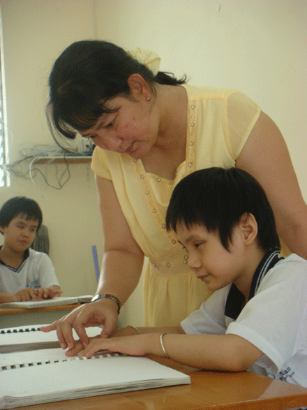 Chi Quỳnh Loan trong giờ lên lớp.Ảnh VQ