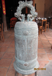 Chuông đồng có từ năm 1737, nặng 105 kg được lưu giữ tại chùa Long Hòa.