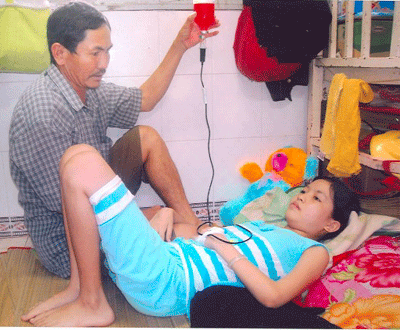 Em Hoa Lài và bố tại Bệnh viện Ung Bướu