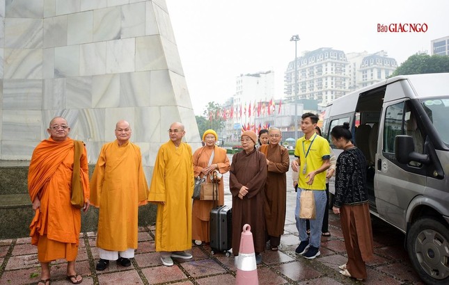Thủ đô Hà Nội đón đại biểu về tham dự Đại hội Phật giáo toàn quốc lần IX ảnh 13