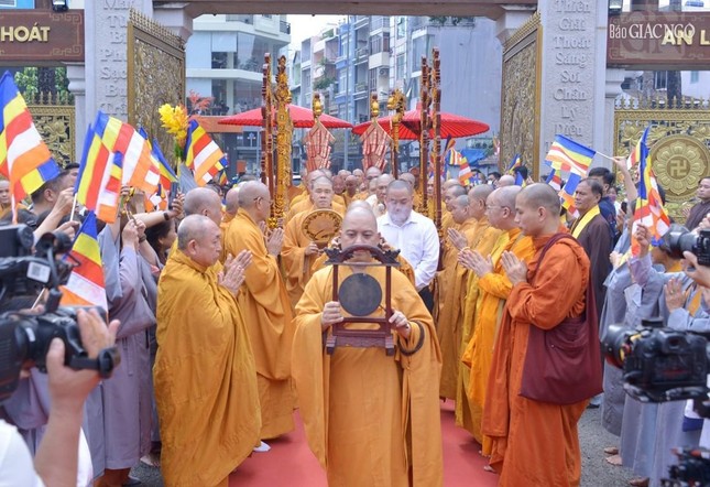 Tăng Ni, Phật tử TP.HCM cung đón Đức Pháp chủ GHPGVN ảnh 8