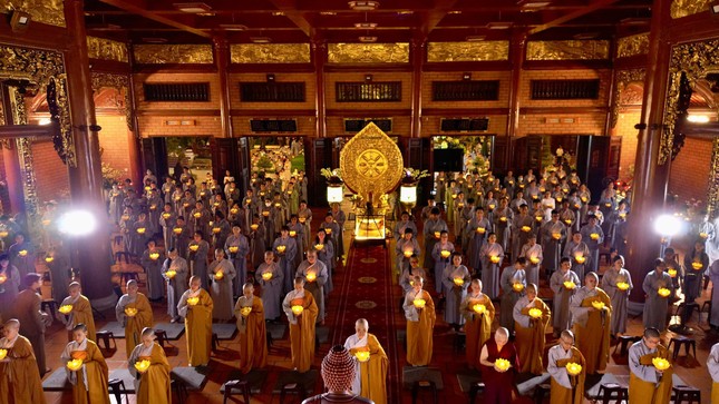 Bình Dương: Đêm hoa đăng mừng Khánh đản Đức Phật A Di Đà tại chùa Thiên Quang ảnh 1