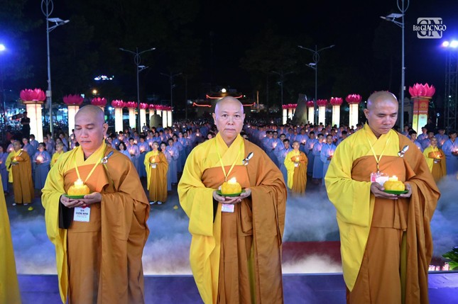 Lung linh đêm hội hoa đăng vía Phật A Di Đà tại chùa Hoằng Pháp (huyện Hóc Môn) ảnh 2