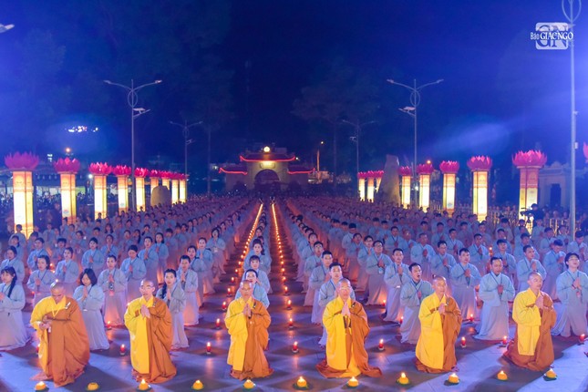 Lung linh đêm hội hoa đăng vía Phật A Di Đà tại chùa Hoằng Pháp (huyện Hóc Môn) ảnh 1