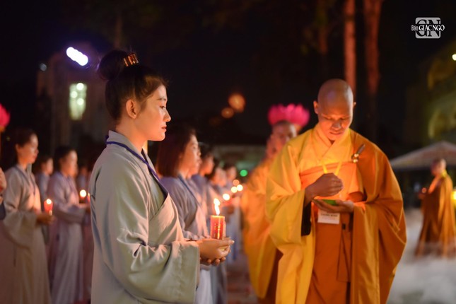 Lung linh đêm hội hoa đăng vía Phật A Di Đà tại chùa Hoằng Pháp (huyện Hóc Môn) ảnh 5
