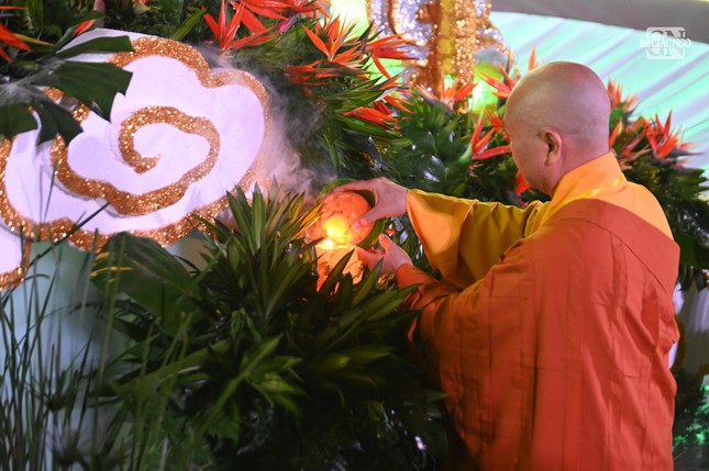 Lung linh đêm hội hoa đăng vía Phật A Di Đà tại chùa Hoằng Pháp (huyện Hóc Môn) ảnh 3