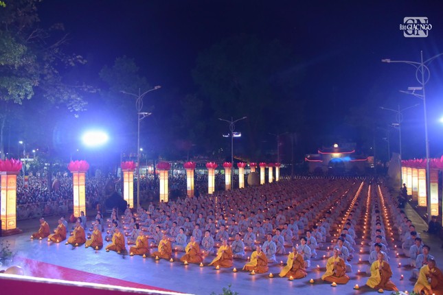 Lung linh đêm hội hoa đăng vía Phật A Di Đà tại chùa Hoằng Pháp (huyện Hóc Môn) ảnh 6