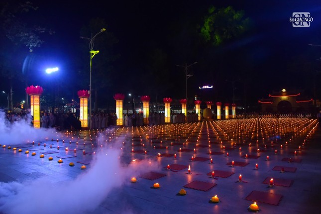 Lung linh đêm hội hoa đăng vía Phật A Di Đà tại chùa Hoằng Pháp (huyện Hóc Môn) ảnh 22