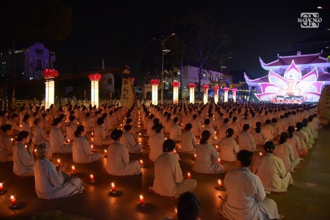 Lung linh đêm hội hoa đăng vía Phật A Di Đà tại chùa Hoằng Pháp (huyện Hóc Môn) ảnh 7