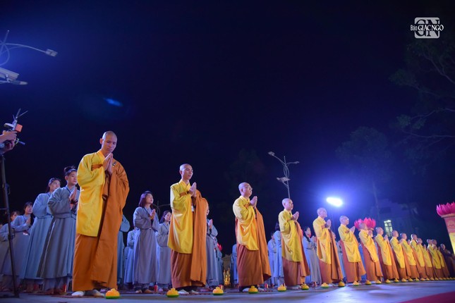 Lung linh đêm hội hoa đăng vía Phật A Di Đà tại chùa Hoằng Pháp (huyện Hóc Môn) ảnh 8