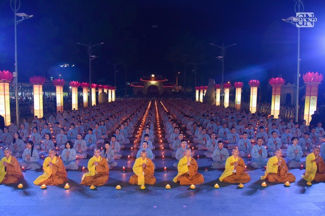Lung linh đêm hội hoa đăng vía Phật A Di Đà tại chùa Hoằng Pháp (huyện Hóc Môn) ảnh 10