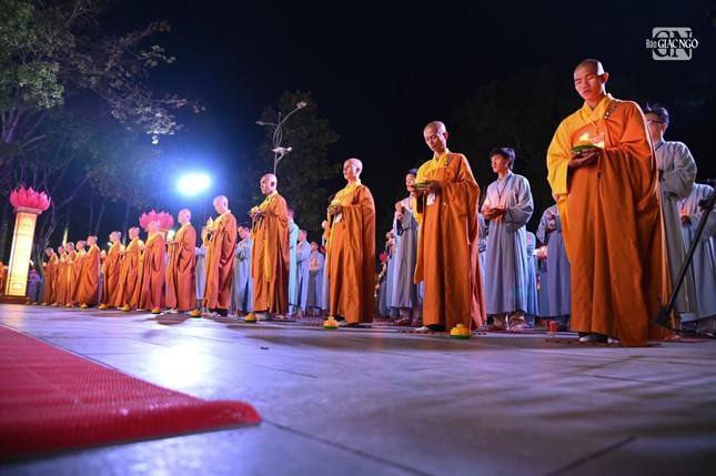 Lung linh đêm hội hoa đăng vía Phật A Di Đà tại chùa Hoằng Pháp (huyện Hóc Môn) ảnh 11