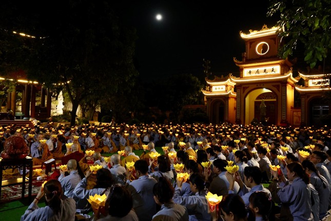 Bình Dương: Đêm hoa đăng mừng Khánh đản Đức Phật A Di Đà tại chùa Thiên Quang ảnh 2