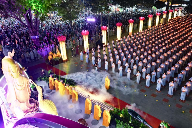 Lung linh đêm hội hoa đăng vía Phật A Di Đà tại chùa Hoằng Pháp (huyện Hóc Môn) ảnh 13