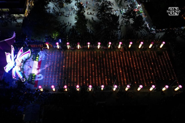 Lung linh đêm hội hoa đăng vía Phật A Di Đà tại chùa Hoằng Pháp (huyện Hóc Môn) ảnh 23