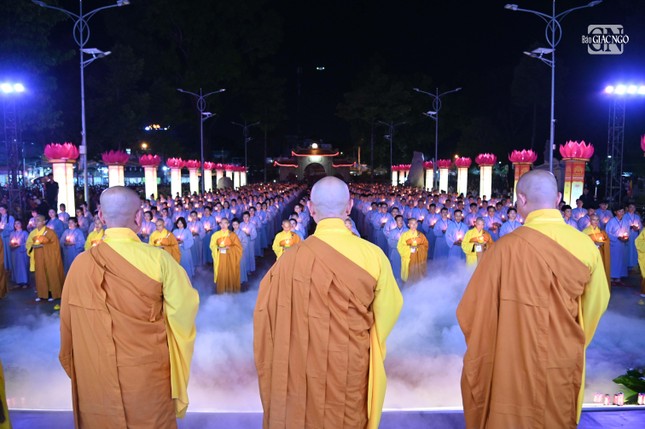 Lung linh đêm hội hoa đăng vía Phật A Di Đà tại chùa Hoằng Pháp (huyện Hóc Môn) ảnh 14