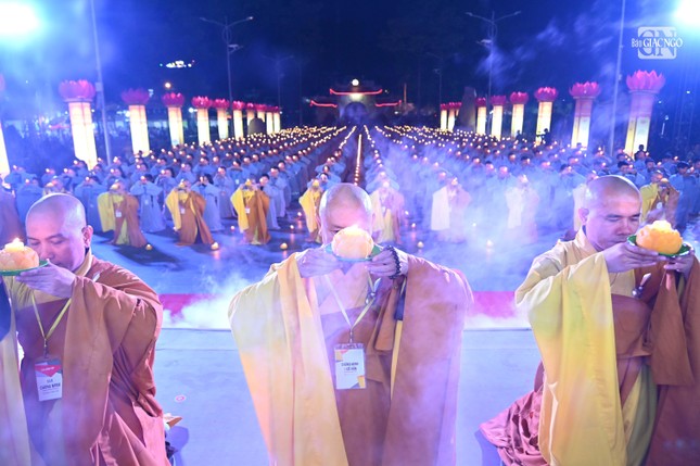 Lung linh đêm hội hoa đăng vía Phật A Di Đà tại chùa Hoằng Pháp (huyện Hóc Môn) ảnh 16