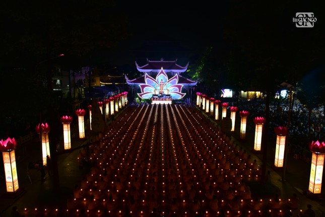 Lung linh đêm hội hoa đăng vía Phật A Di Đà tại chùa Hoằng Pháp (huyện Hóc Môn) ảnh 21