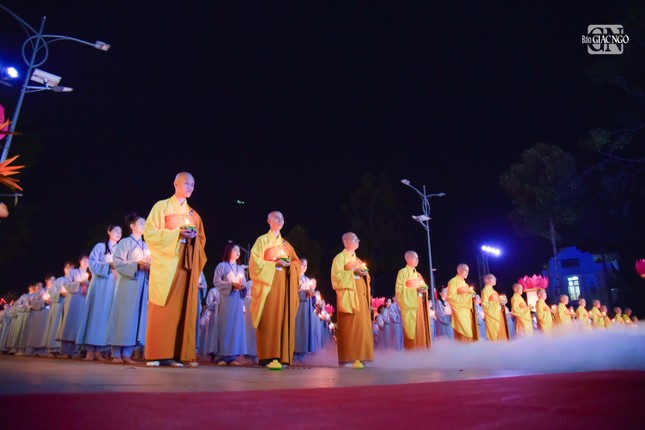 Lung linh đêm hội hoa đăng vía Phật A Di Đà tại chùa Hoằng Pháp (huyện Hóc Môn) ảnh 17