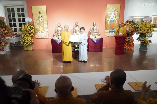 Khai mạc triển lãm mỹ thuật “Sen đầu hạ” chào mừng Đại hội đại biểu Phật giáo toàn quốc lần thứ IX ảnh 6