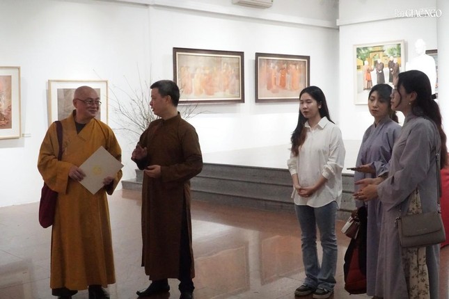 Khai mạc triển lãm mỹ thuật “Sen đầu hạ” chào mừng Đại hội đại biểu Phật giáo toàn quốc lần thứ IX ảnh 2