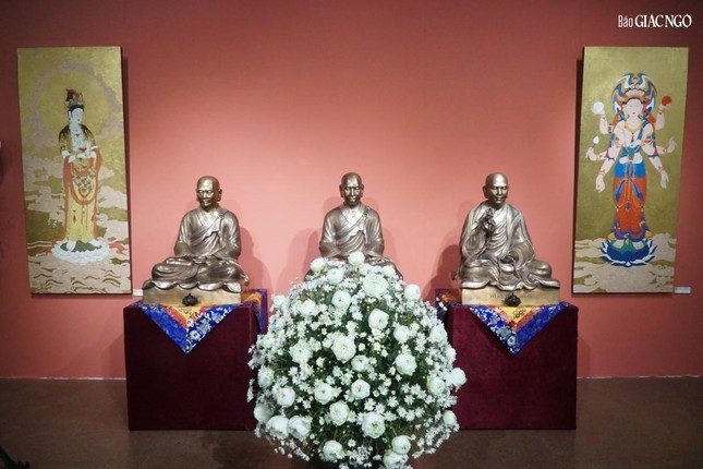 Khai mạc triển lãm mỹ thuật “Sen đầu hạ” chào mừng Đại hội đại biểu Phật giáo toàn quốc lần thứ IX ảnh 3