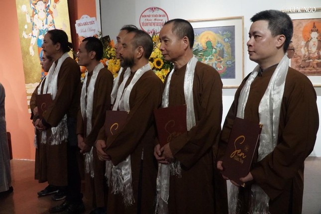 Khai mạc triển lãm mỹ thuật “Sen đầu hạ” chào mừng Đại hội đại biểu Phật giáo toàn quốc lần thứ IX ảnh 7