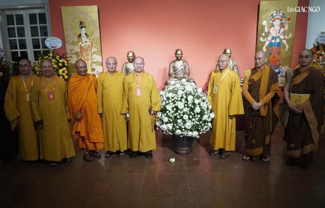 Khai mạc triển lãm mỹ thuật “Sen đầu hạ” chào mừng Đại hội đại biểu Phật giáo toàn quốc lần thứ IX ảnh 9